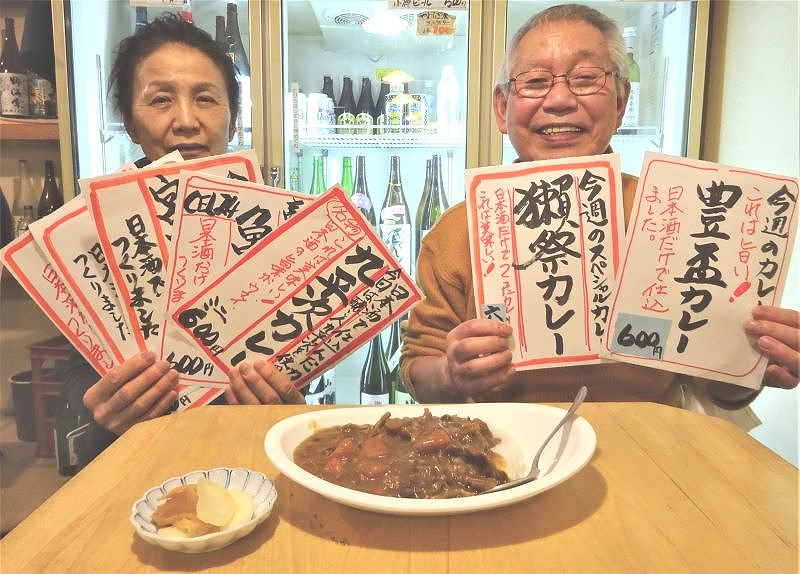 日本酒カレーをＰＲする、地酒専門店「酒商たかの」の高野泰光さん（右）と知恵子さん