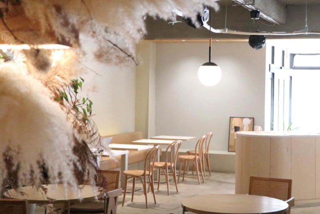 ドライやグリーンのフラワーディスプレーが映える、白を基調とした開放的空間が特徴の「POP/iN（ポップイン）」店内