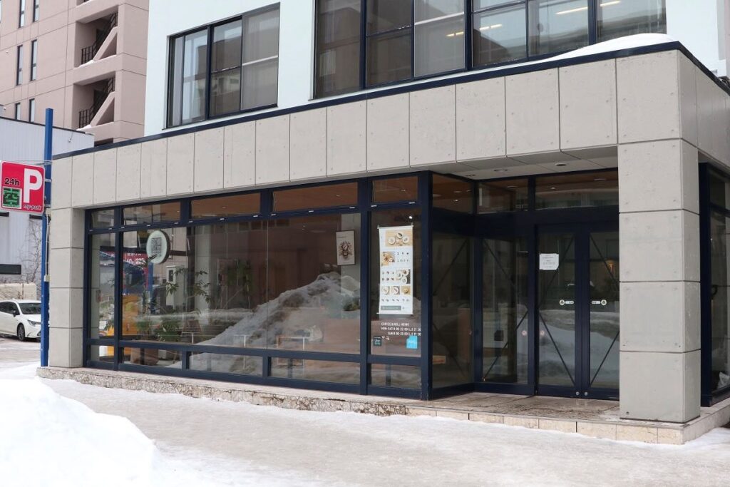 店舗右手には地下鉄出口、左はコインパーキングという好立地の「POP/iN（ポップイン）」店舗外観