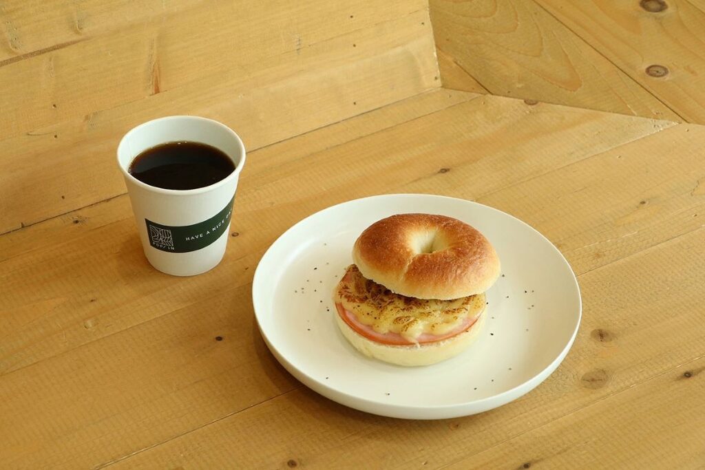 「POP/iN（ポップイン）」のモーニングのおすすめ「ハムチーズベーグル&ドリップコーヒーセット」