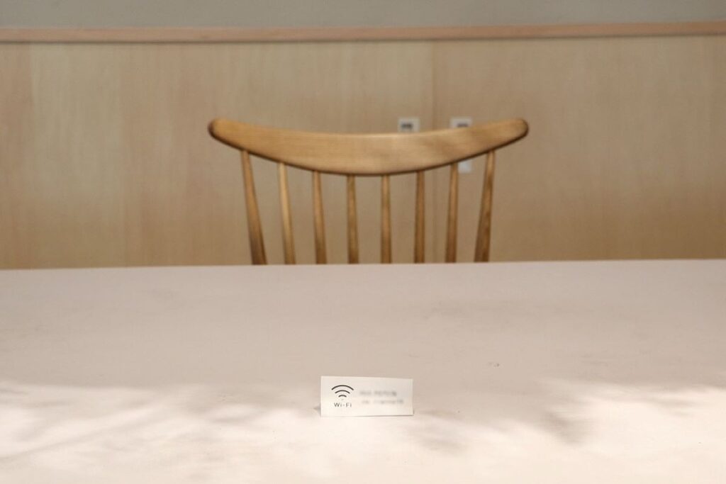 POP/iN（ポップイン）店内に設置されている無料Wi-Fiのお知らせ札やコンセント