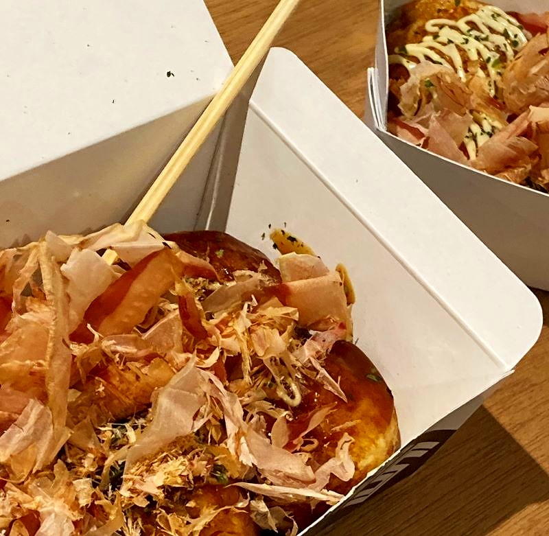 「たこ焼き道楽わなか」の定番商品の「ソース」（手前）と「釜炊き塩」（奥）