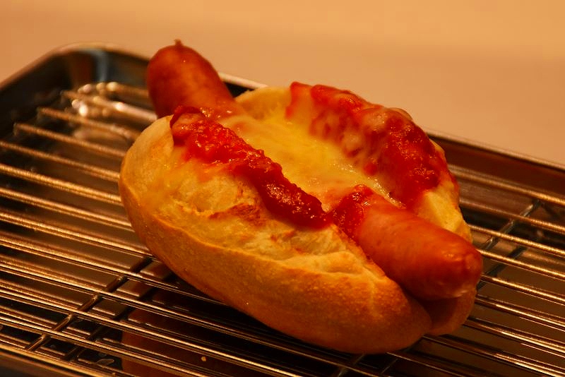 「ミスタードーナツ」が提供する日本ハムのウインナーソーセージ「シャウエッセン」入りのチーズドック