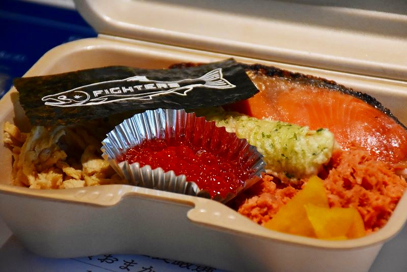 鮭やイクラが入った「焼貝あこや」の選手グルメ「しゃけまる弁当」の中身