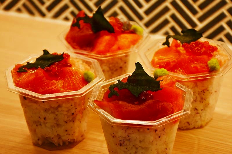 「海味はちきょう」の海鮮と鮭イクラのミニ丼