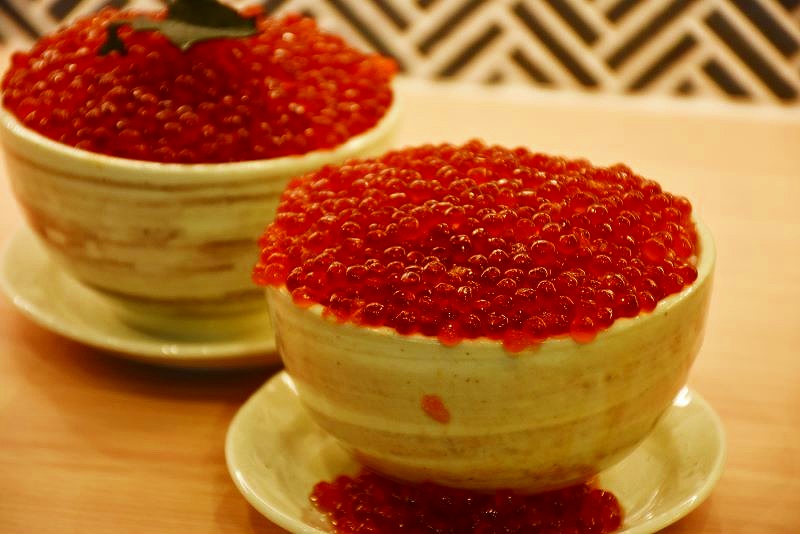 イクラがあふれる「海味はちきょう」名物のイクラ丼