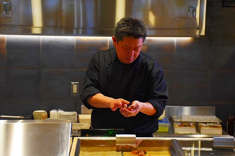 寿司を握る寿司「天金」の従業員