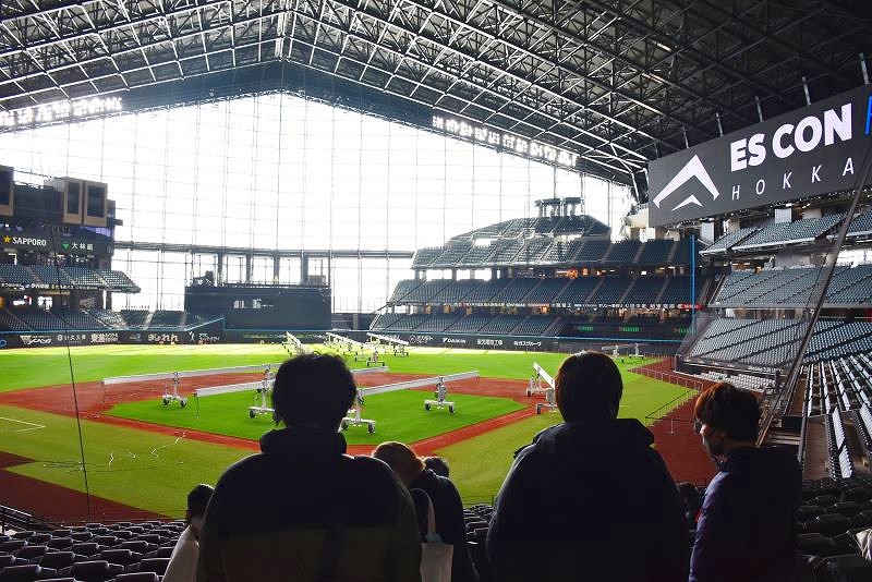 「エスコンフィールド北海道」バックネット裏からの景色。左手に「タワー11」、その隣のセンターバックスクリーンの裏側にはクラフトビールの醸造所がある