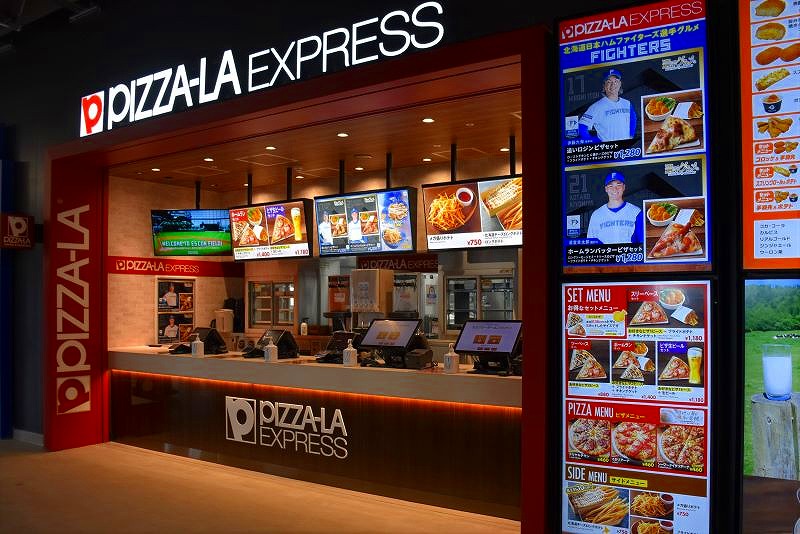 「エスコンフィールド北海道」の飲食店、ピザーラエクスプレスの店舗外観