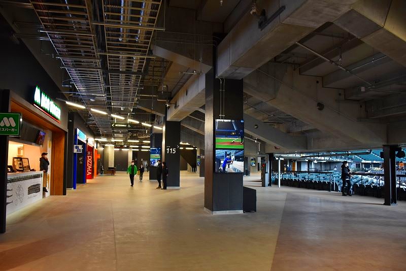 飲食店がある場所からもフィールド（右）を見ることができる