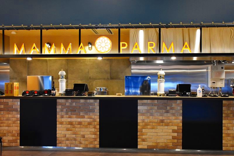 「エスコンフィールド北海道」の飲食店、イタリアン「マンマパルマ」の店舗外観