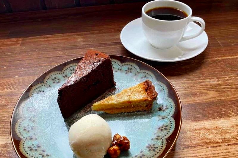 高野珈琲店のガトーショコラとオレンジココナツタルト