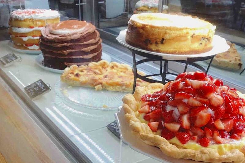 グラウビュンデンの店内にならぶケーキ各種