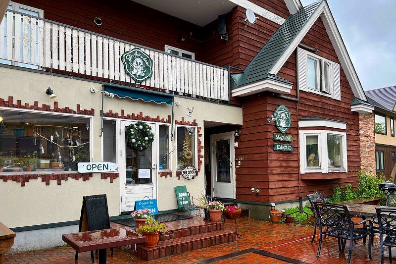 おしゃれな外観の「グラウビュンデン」