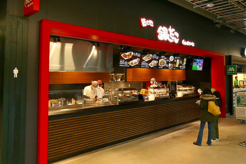 「エスコンフィールド北海道」の飲食店、たこ焼きの「築地銀だこ」店舗外観