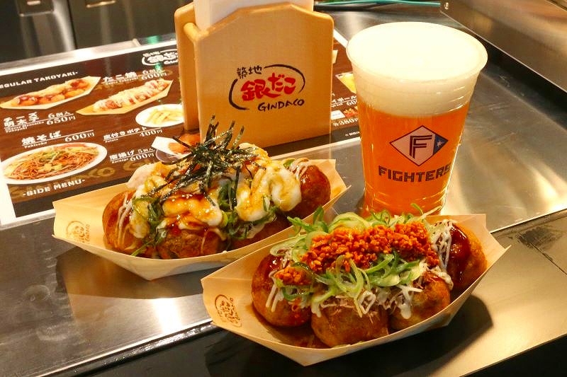 「築地銀だこ」が提供する、選手グルメの「粘りの執念とろろと蒸し鶏のマヨポン酢」（奥）と「ネギマヨのむらージャン」