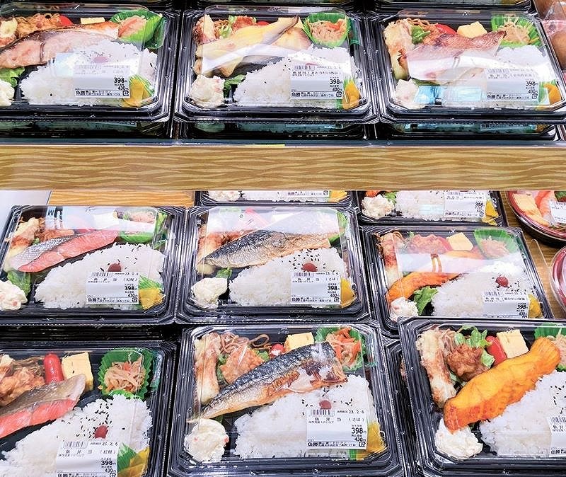 「魚勝」の店頭に並んだ、ベニザケ、サバ、ブリ、銀ガレイなどの「魚弁当」