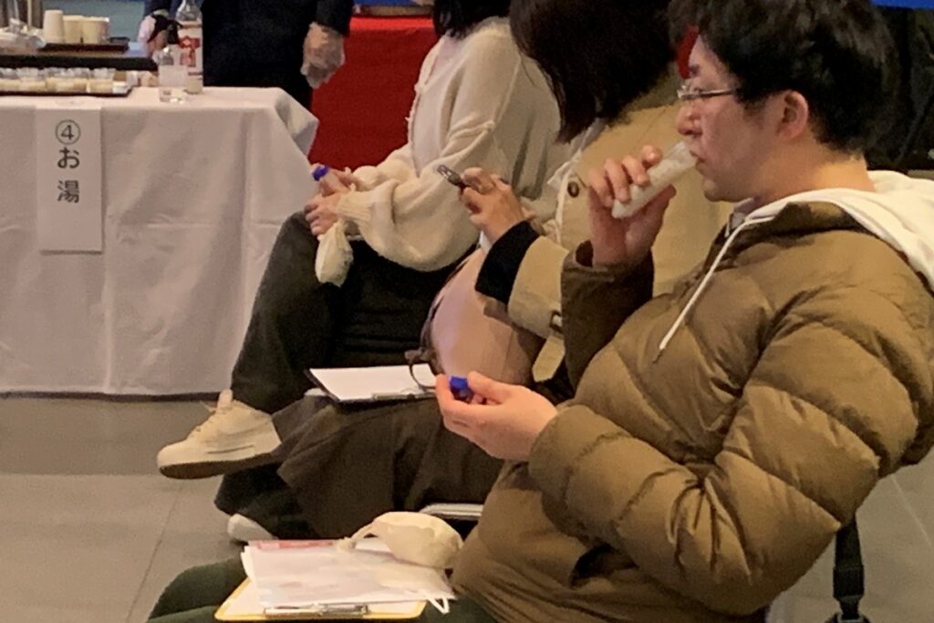 「甘酒」の香りや味を確かめる参加者