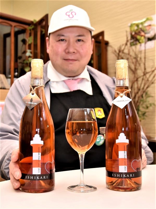 「ISHIKARI」シリーズ4作目となる、石狩湾の夕日をイメージし、ラベルに石狩灯台をあしらった、オレンジワイン