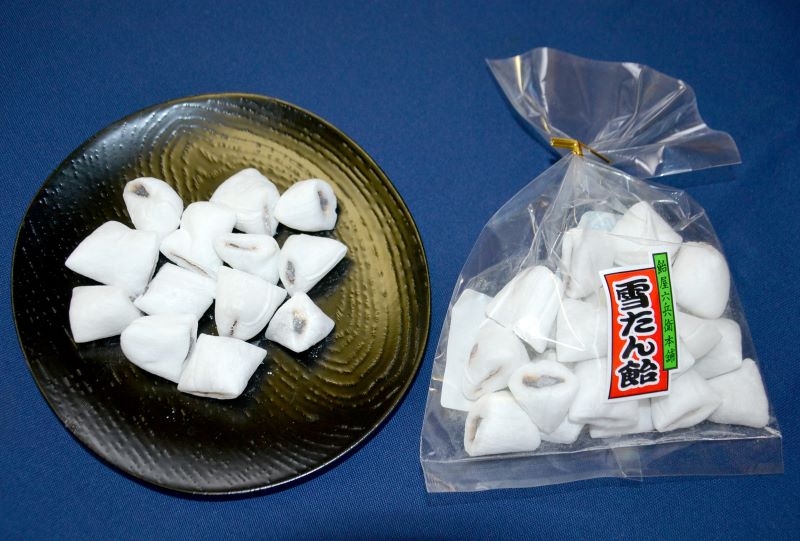 あめのやさしい甘さと、とろけるこしあんの舌触りが楽しめる人気商品の「雪たん飴」
