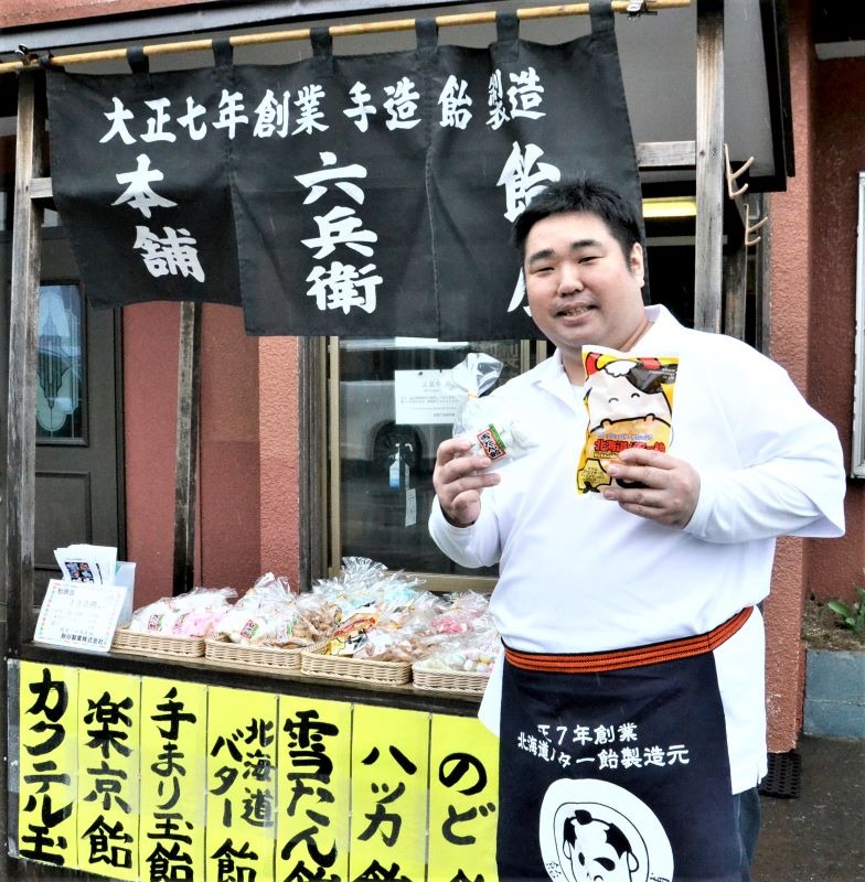 「物産展で購入し、リピートしてくれる道外客もいる」と話す飴谷製菓８代目の飴谷基伸さん