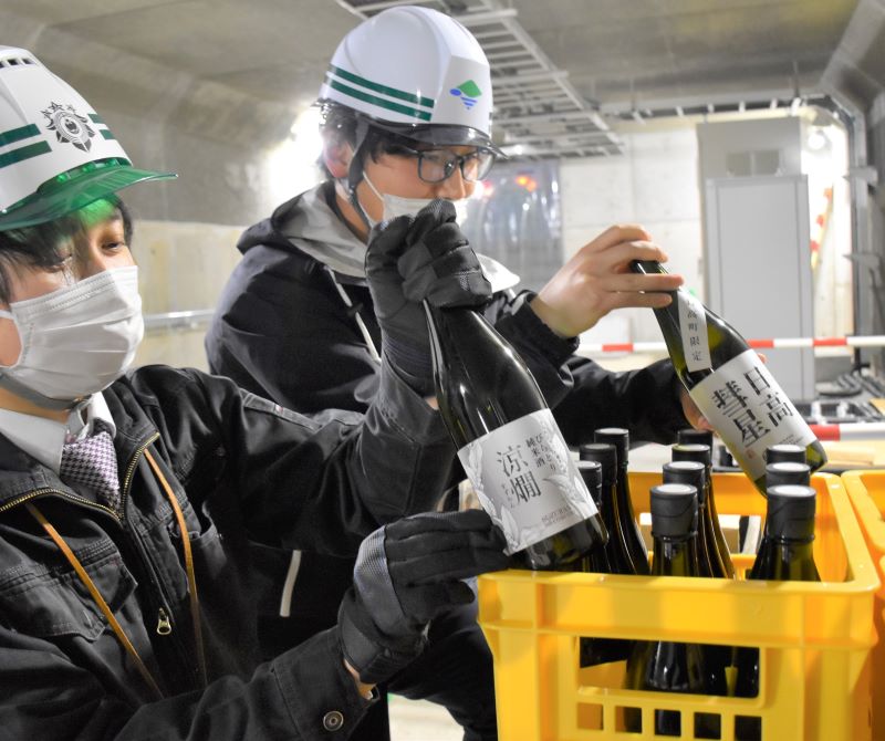平取ダムの堤体内に平取、日高の両町の日本酒を保管する担当者=3月30日