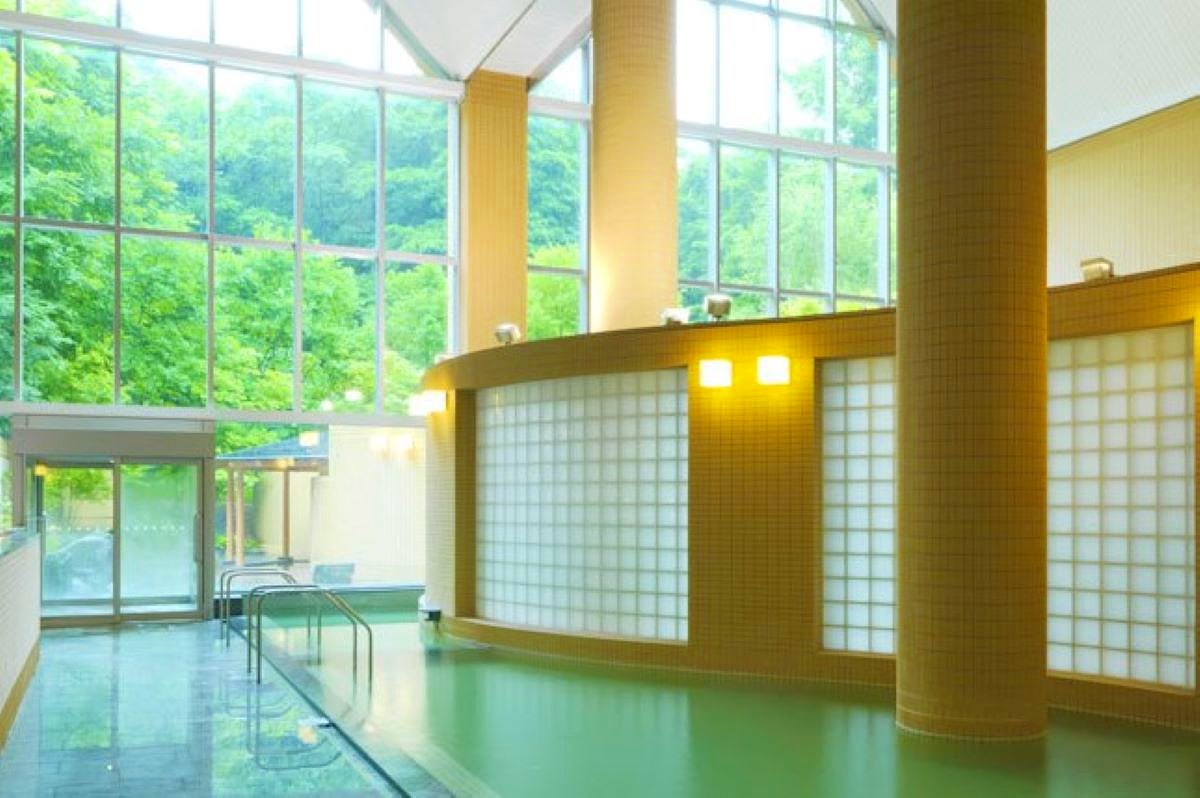 札幌・定山渓温泉で週末に優雅なひとときを！人気の豪華ランチビュッフェ＆日帰り温泉を楽しむ