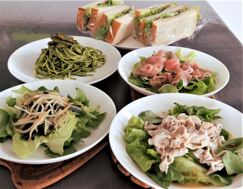 レタスを使った料理５品。（奥から時計回りに）マスタード味とわさび味のサンドイッチ、生ハムレタスのカルパッチョ風、冷しゃぶレタスサラダ、もやしとホウレンソウとレタスのナムル、ペースト状にしたレタスのソースであえたスパゲティ