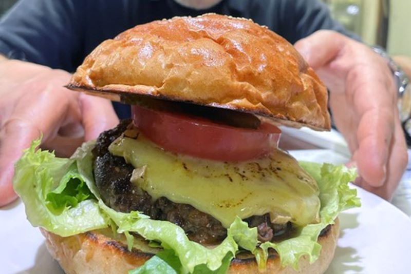 牧草のみで飼育　脂少なくヘルシー＊雲海和牛バーガー　新名物に＊足寄「ウッディベル」＊常連客の畜産農家と協力