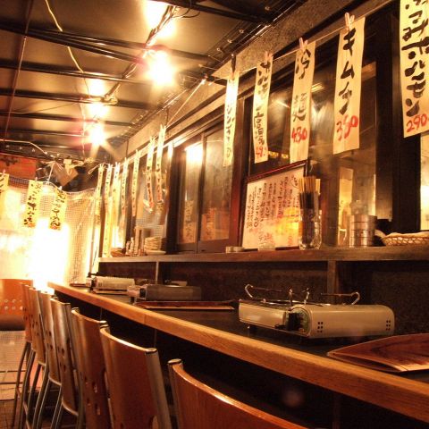 〝おひとりさま〟におすすめのカウンター席やテーブル席、個室もある「牛乃家 本店」の店内