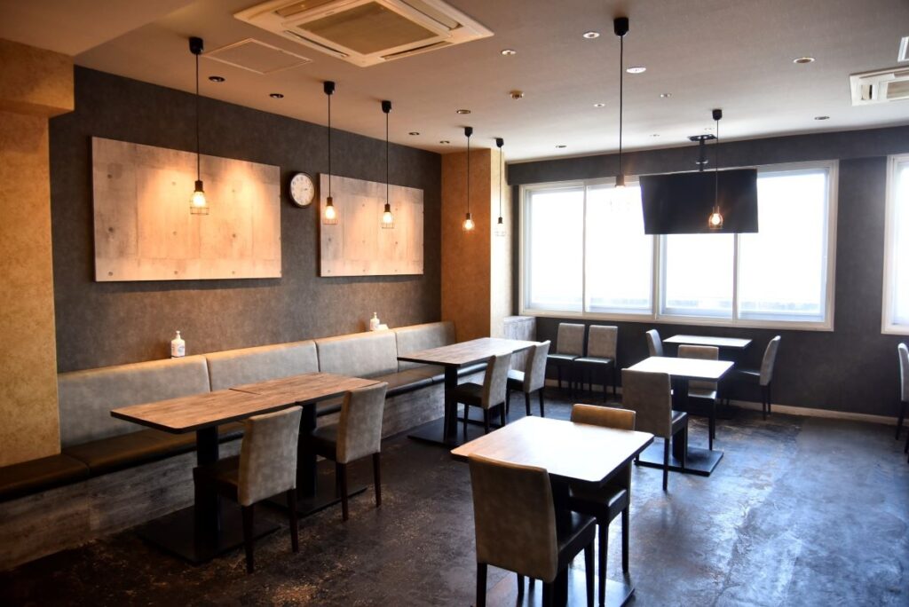 市場の食堂とは思えない落ち着いたシックな「中国料理 布袋」の店内