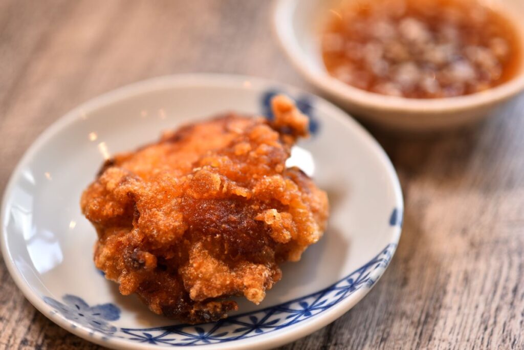 セットで提供される、ゴロンと大ぶりでジューシーな「布袋式ザンギ」