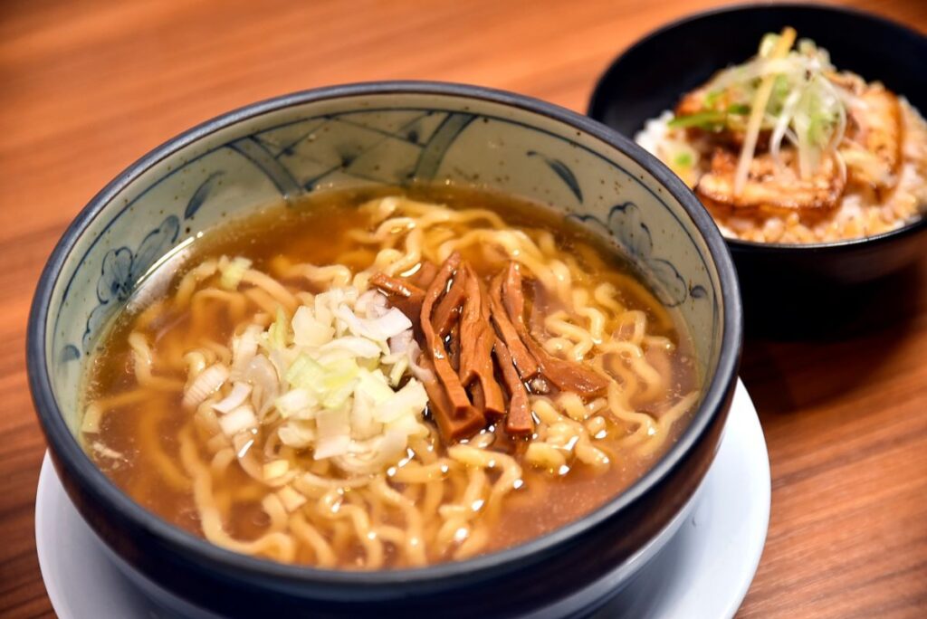 「とし井ちゃんラーメン」の「朝定 一、かけ+肉めし」