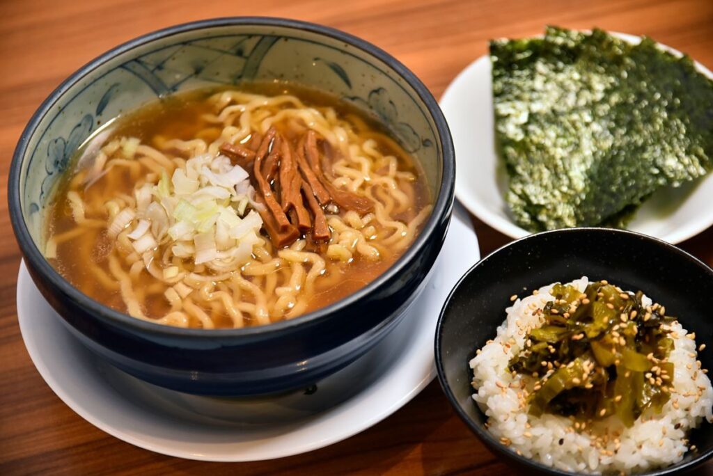 「とし井ちゃんラーメン」の「朝定 二、かけ+高菜めし+のり」