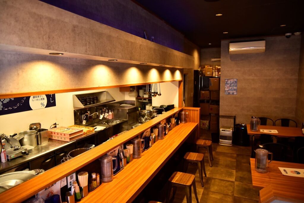 落ち着いた雰囲気の「とし井ちゃんラーメン」店内