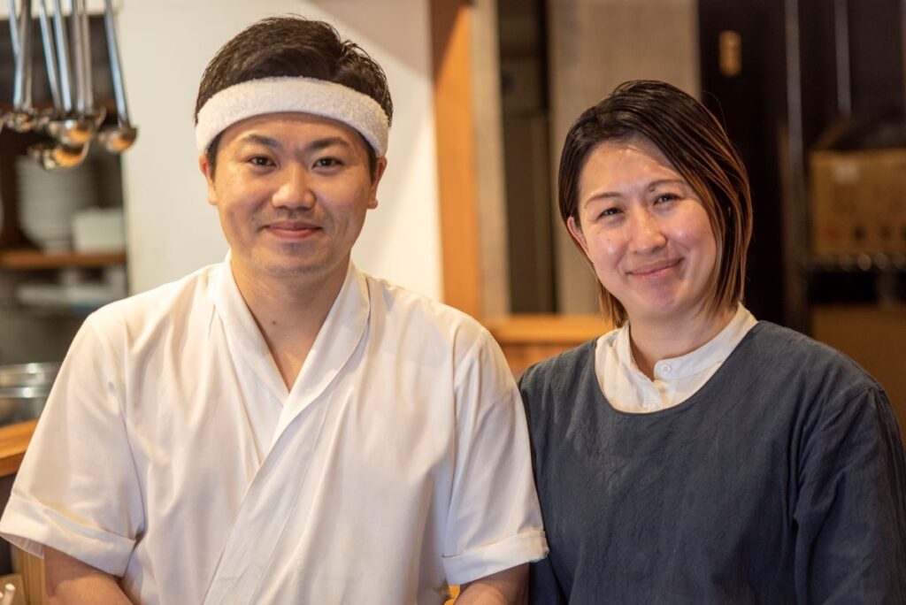 「とし井ちゃんラーメン」の佐野駿正さん（左）と接客や仕込みなどなんでもこなす妻・友理子さん（右）