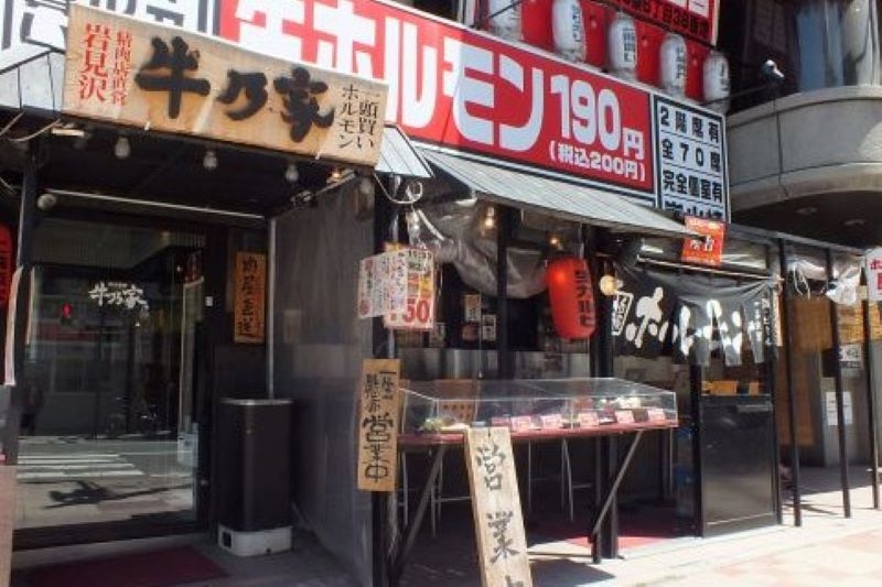 狸小路にほど近い場所にあり、交差点角地の雰囲気抜群な店構えの「牛乃家 本店」