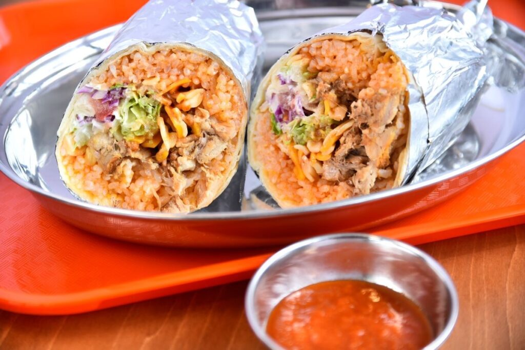 「ハッピータコライス」の「ポークブリトー」Mサイズ.。それぞれにLサイズも用意している