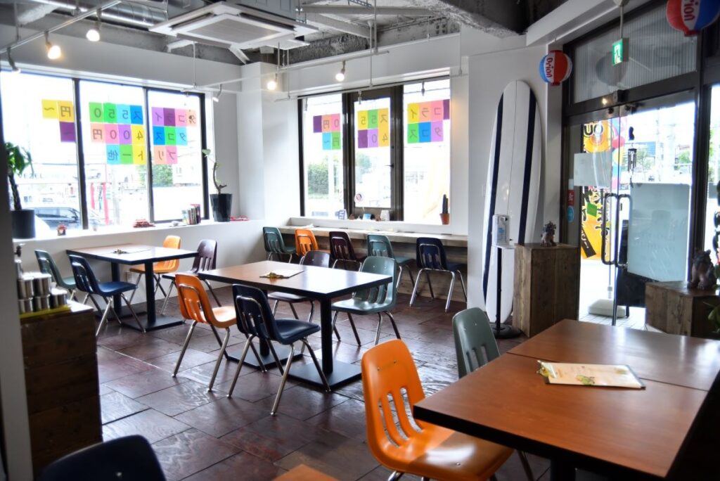 明るい雰囲気の「ハッピータコライス」店内