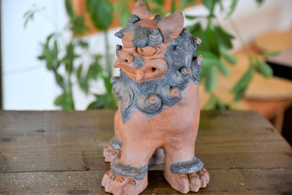 「ハッピータコライス」店内に飾られているシーサー