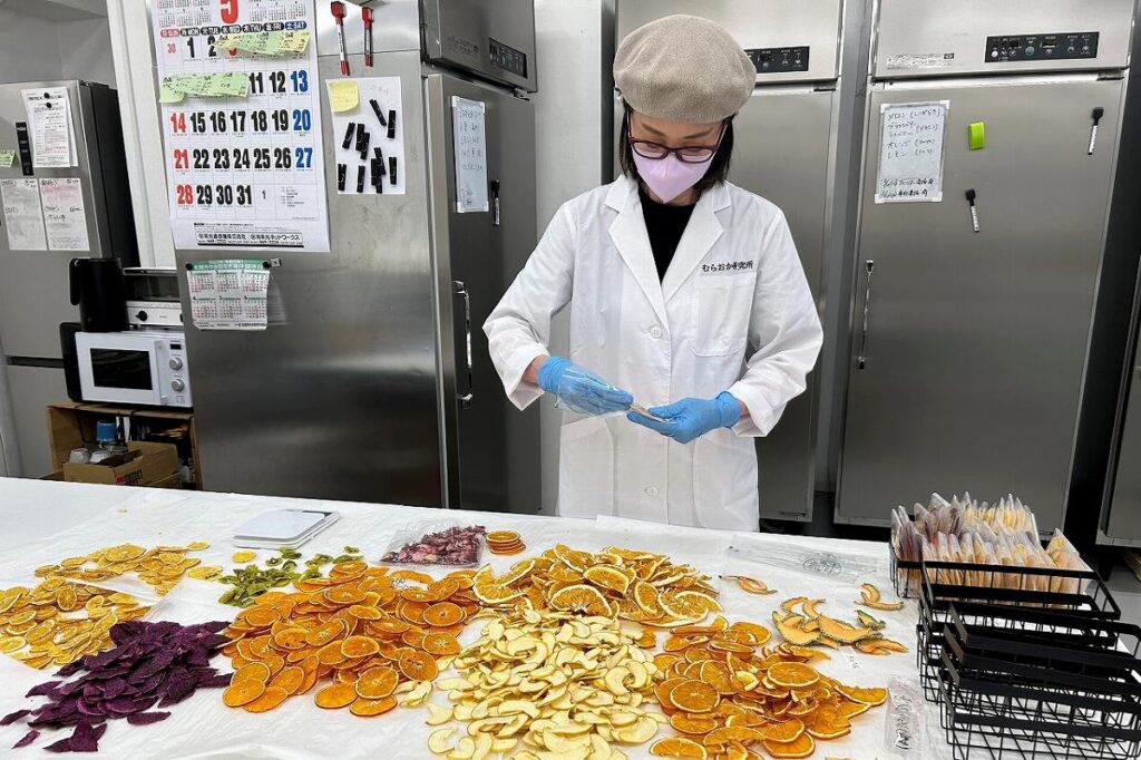 小分け作業をする「研究員」