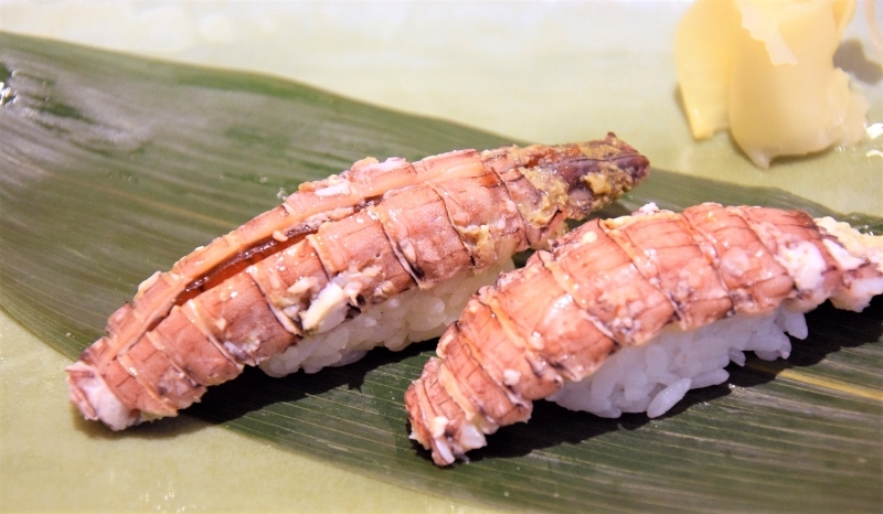 シャコのすし。左が腹に詰まったルビー色の卵がちらっと見える雌、右が雄＝寿司和食しかま