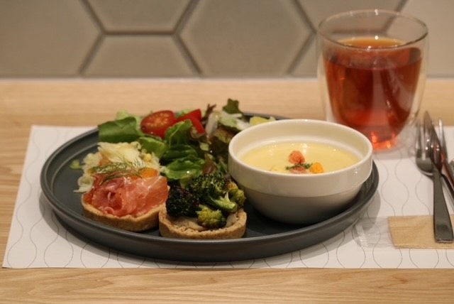 甘くない食事用タルトを盛り合わせた「Ｐｅｔｉｔ　ｋｕｔａ」のプレート