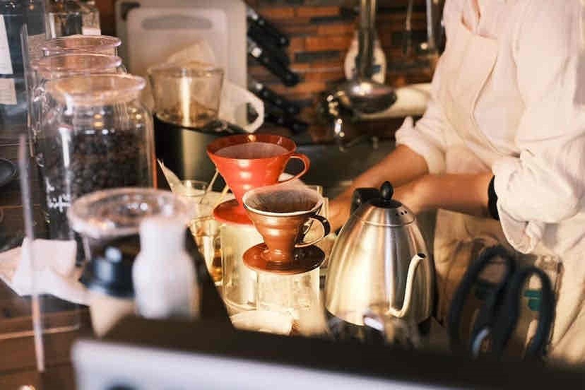 丁寧に１杯ずついらられている「コーヒーヤ　タイム」のコーヒー