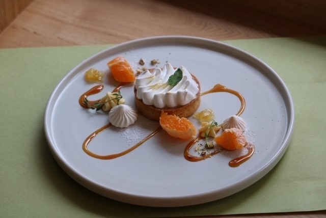 「Ｐｅｔｉｔ　ｋｕｔａ」店内で提供している、ソースやフルーツで飾り付けられたタルトのプレート