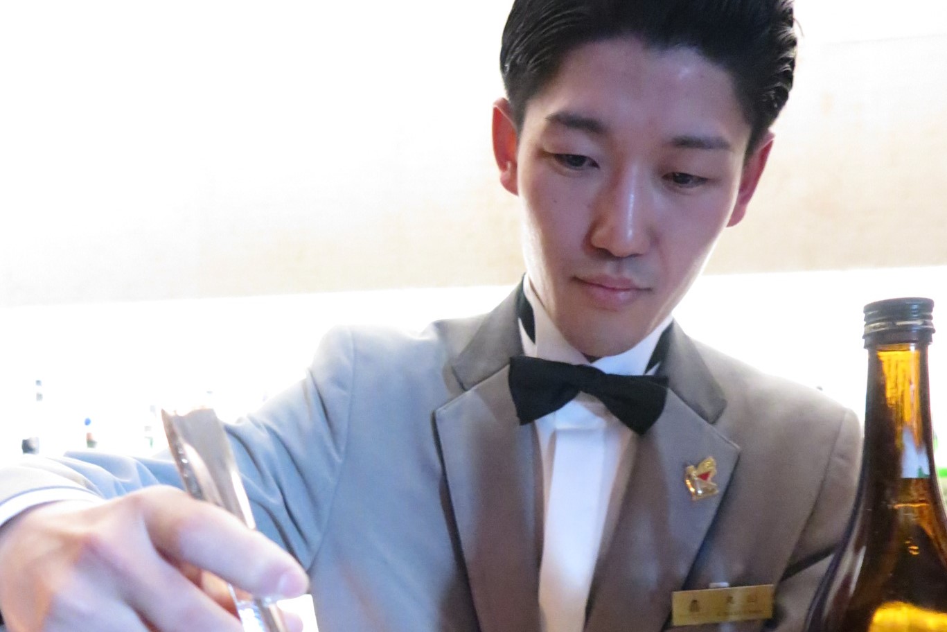 芋焼酎や梅酒　抹茶で色付け春らしく＊カクテルコンペ全国準Ｖ＊バーテンダー歴２年　小樽の丸山さん＊終業後に試行錯誤　技術磨く