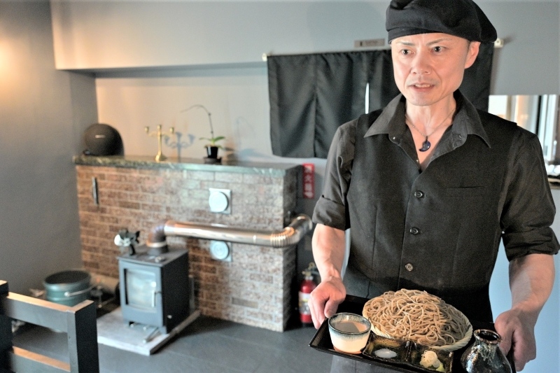 全国有数のソバ産地に打って出た＊深川・多度志　そば店開業＊札幌の菊池さん＊民家購入、自ら改装＊地元の粉「風味楽しんで」
