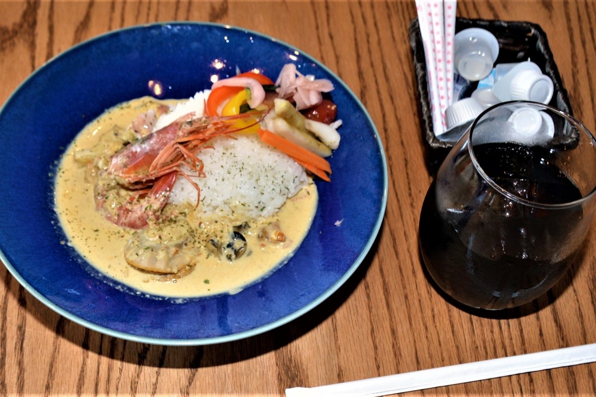 〈マチのこだわり味自慢〉「abba　cafe」＝室蘭市＊海の幸　カレーにゴロッと