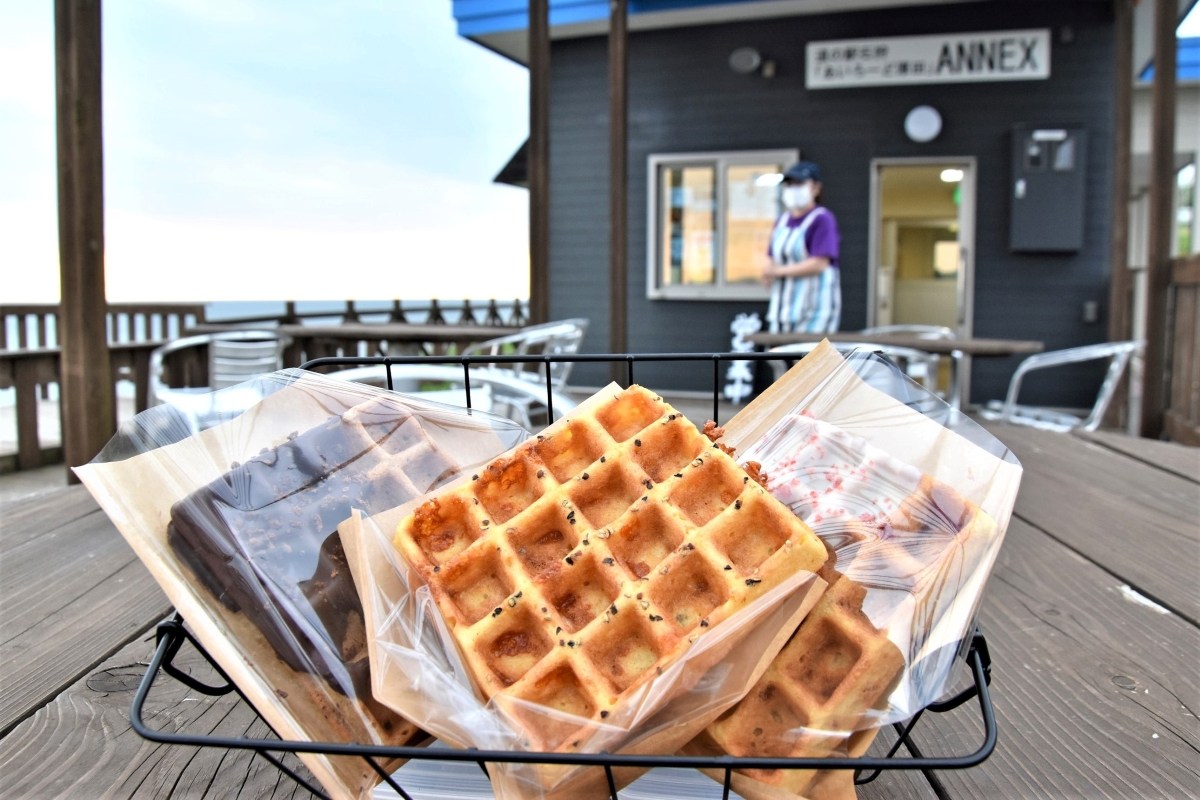 厚田の味満載　道の駅新店＊別館「サンセットテラス」＊おからワッフル、タコ唐揚げ…＊「故郷活性化の一助に」