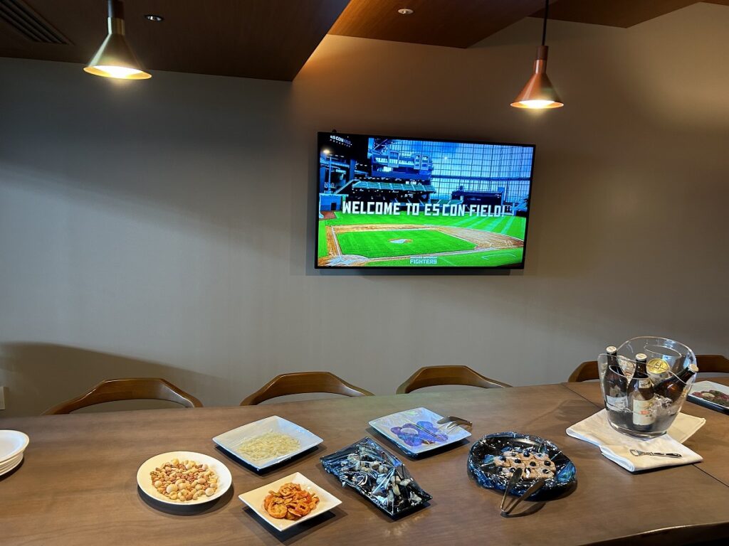 試合が中継され、食事を楽しみながら見ることができる部屋の中のディスプレー